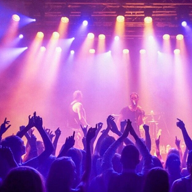 علت احساس سنگینی یا کیپی گوش بعد از کنسرت یا جشن‌ها