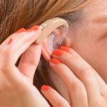 بهترین سمعک پشت گوشی برای کم‌شنوایی در تهران