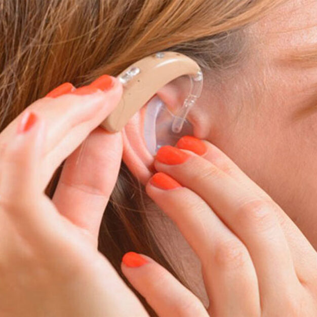 بهترین-سمعک-پشت-گوشی-برای-کم‌شنوایی-در-تهران